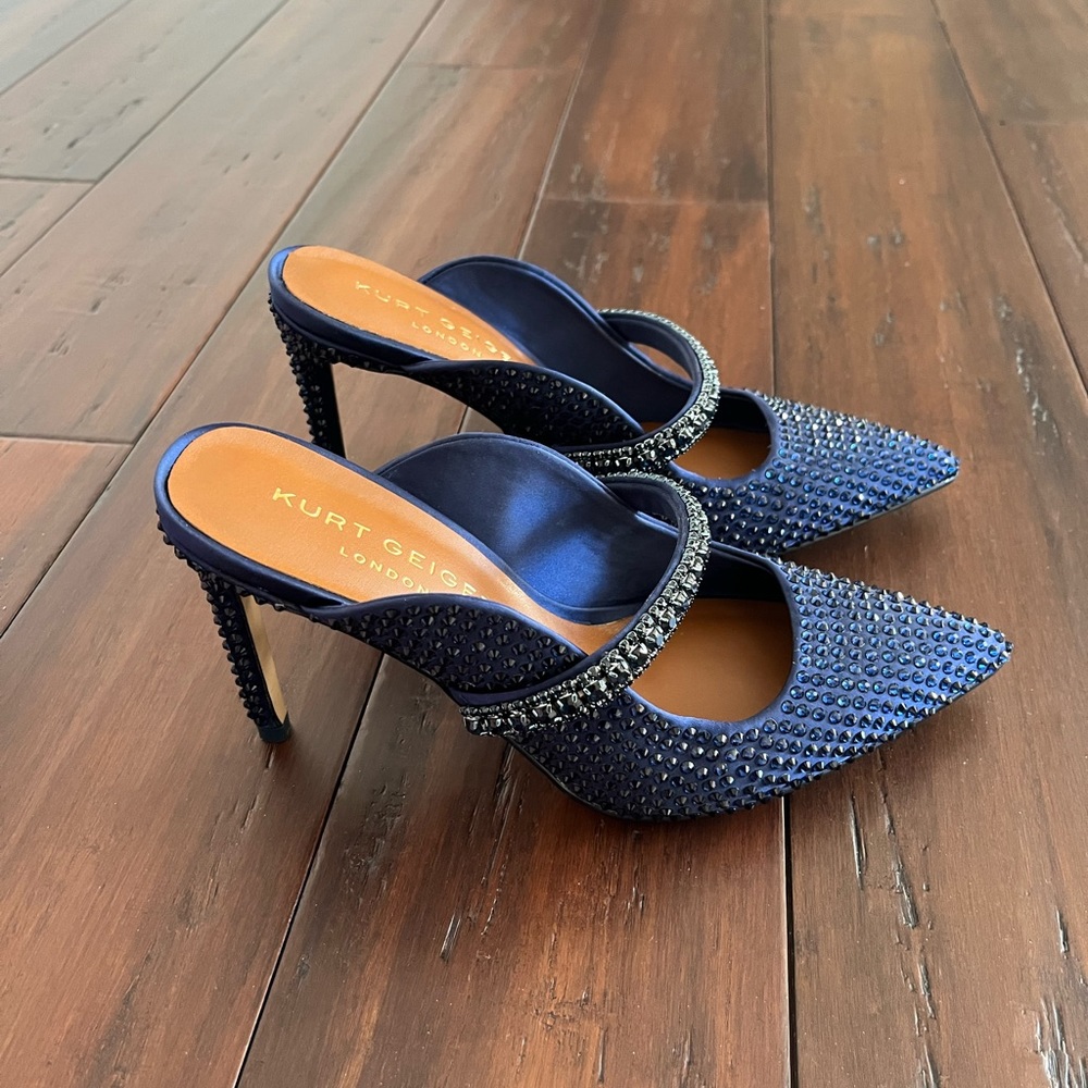 Kurt Geiger - pumps covered with dark blue crystals.